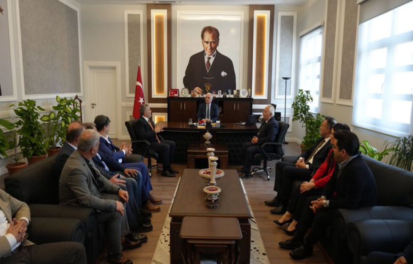 MHP Mersin Milletvekili adayı Dr. Levent UYSAL Mezitli Kaymakamlığını ziyaret etti asada